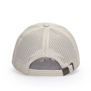 Casquette de baseball en maille respirante avec bord long et boucle métallique en beige