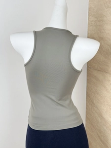 Détail d'un débardeur dos nageur vert olive en tissu synthétique élastique sur un mannequin
