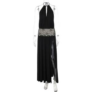 Détail de robe longue noire dos nu avec taille en dentelle et fente haute latérale