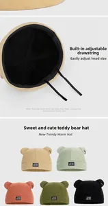 Détails du bonnet oreilles d'ours montrant le cordon de serrage et les options de couleur