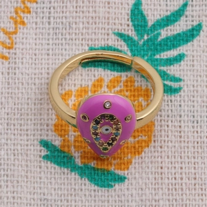 Detail eines rosa Emaille-Augenrings mit Vergoldung und Zirkonia im Tropfenschliff