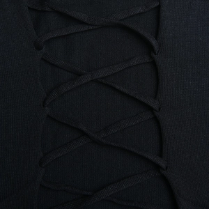 Détail du tissu tricoté noir présentant une conception de corset à lacets et sangles croisées