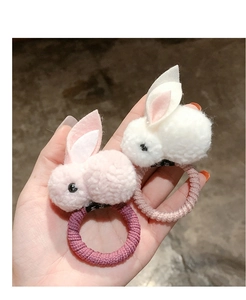 Dettaglio di elastici per capelli a forma di coniglio in peluche rosa e bianco morbidi