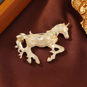 Goldene Sternzeichen Pferd Brosche als Anstecknadel für Anzüge in Rückansicht gezeigt