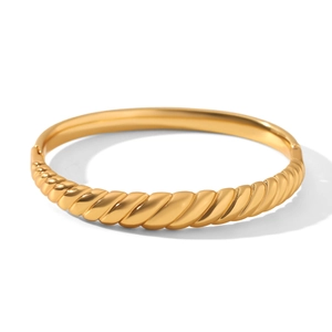 Détail d'un bracelet en acier inoxydable plaqué or 18 carats au design torsadé