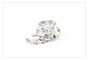 Dettaglio della stampa floreale e uccelli su cappello da baseball color crema