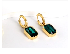 Dettaglio orecchini con cristallo verde smeraldo placcati in oro e design geometrico