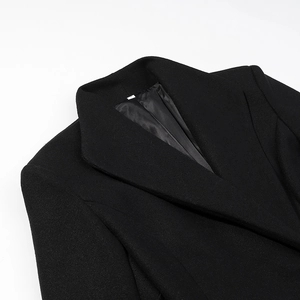 Klassischer schwarzer Wollmantel mit professionellem Revers-Schnitt und weicher Textur
