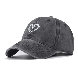 Casquette de baseball noire délavée vintage avec motif cœur et épines brodé blanc