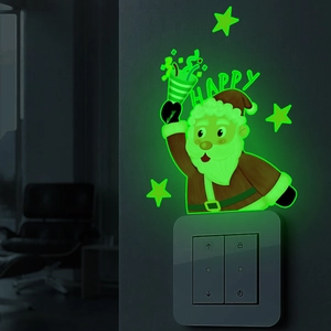 Sticker mural Père Noël phosphorescent avec lueur verte dans une pièce sombre