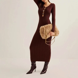 Robe longue en maille marron foncé avec col en V et découpe métallique élégante
