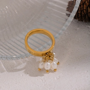 Eleganter vergoldeter Edelstahlring mit Quastenanhänger aus weißen Süßwasserperlen