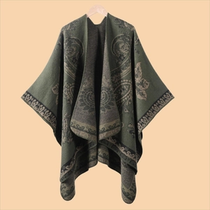 Détail du motif paisley sur un châle poncho vert foncé en imitation cachemire doux