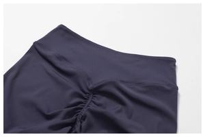 Détail du legging de yoga taille haute avec couture push-up et tissu élastique