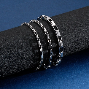Tre misure di bracciali a catena box in acciaio inossidabile argento su base blu minimal