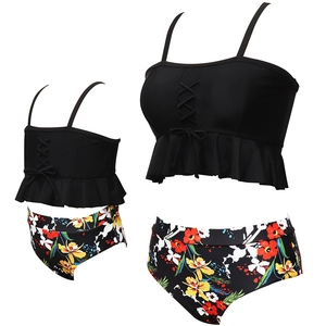 Maillots de bain mère-fille deux pièces avec hauts noirs à volants et bas fleuris