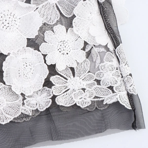 Robe sexy à fleurs 3D sur tulle noir avec décolleté en V profond et lacets dans le dos