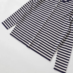 Cardigan en tricot rayé bleu marine et blanc pour femme avec col rond et boutons