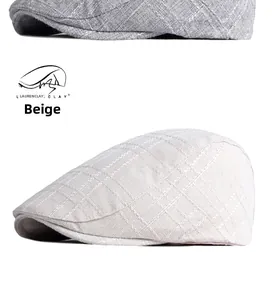 Détail de la casquette plate beige à carreaux en lin mélangé avec motif à carreaux chic