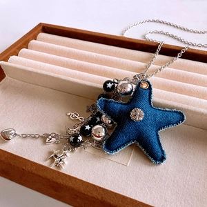 Détail du collier Y2K avec pendentif étoile en denim bleu et chaîne en alliage argenté