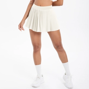 Détail de la jupe de tennis plissée blanc cassé à taille haute avec ceinture élastique