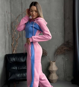 Dettaglio della tuta sportiva bicolore rosa e blu con felpa con cappuccio e pantaloni