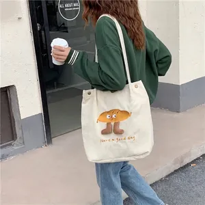 Détail du sac fourre-tout en velours côtelé blanc cassé avec broderie et bandoulière