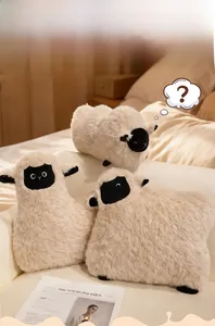 Détail de coussins mouton en peluche blanche douce en positions assise et couchée