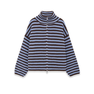 Détails d'une veste en maille rayée avec texture épaisse et fermeture éclair double