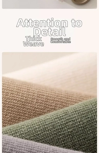Détail du tissu en maille épaisse multicolore montrant une texture lisse et douce