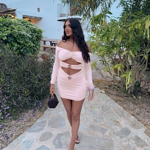 Abito mini rosa con spalle scoperte con fibbie floreali metalliche e design arricciato