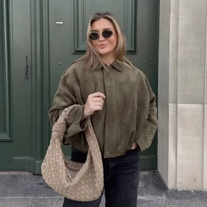 Veste en suédine vert armée pour femme avec sac à main en cuir tressé beige au style urbain