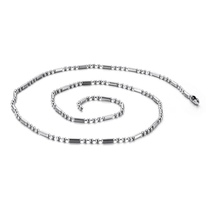 Collier en acier inoxydable argenté avec maillons boules et cylindres sur fond blanc pur