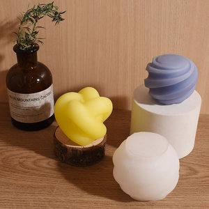 Moule en silicone détaillé montrant des textures de pelote de laine pour bougies DIY