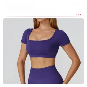 Detail eines lila nahtlosen Yoga-Crop-Tops mit herausnehmbaren Polstern und Eck-Ausschnitt