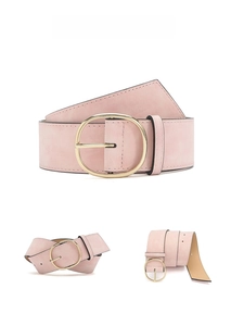 Detail de la ceinture en daim rose avec boucle ovale doree polie et couture fine