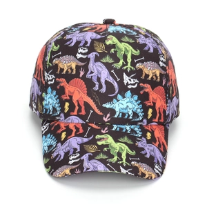 Détail d'une casquette de baseball à six panneaux avec imprimés dinosaures colorés