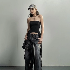Haut tube noir sexy et jean gris foncé à volants pour une tenue d'été tendance pour femme