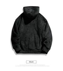 Dettaglio felpa con cappuccio in pile nero con texture spessa e polsini a coste morbide