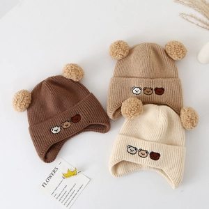 Bonnets tricotés pour bébés avec protège-oreilles, double pompons et broderie ours