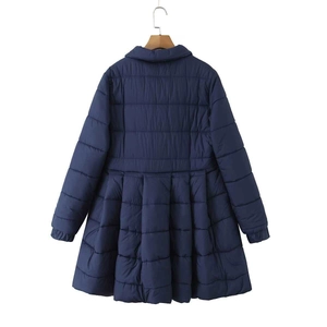 Dettaglio della trama trapuntata e dell'orlo svasato del cappotto blu scuro da bambina