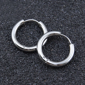 Paire de boucles d'oreilles créoles minimalistes en acier inoxydable argenté