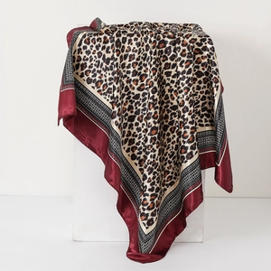 Pañuelo de satén con estampado de leopardo, borde burdeos y detalles de lunares