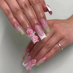 Uñas postizas largas rosas con flores de durazno 3D y borde francés verde