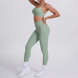 Seitenansicht des salbeigrünen Yoga-Sets mit High-Waist-Leggings und U-Ausschnitt-BH