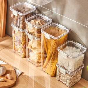 Juego de recipientes herméticos transparentes de cocina con tapas blancas en madera