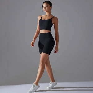 Dettaglio dei pantaloncini da yoga neri a vita alta e del reggiseno sportivo coordinato