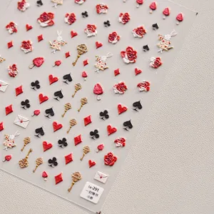 Dettaglio macro di adesivi per unghie 3D con motivi Alice e carte da gioco