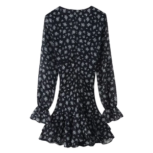 Flachgelegtes Blumenkleid mit langen Ärmeln, schmaler Taille und Rüschensaum