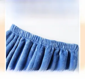 Détail du pantalon de nuit en flanelle bleue avec taille élastique et texture polaire